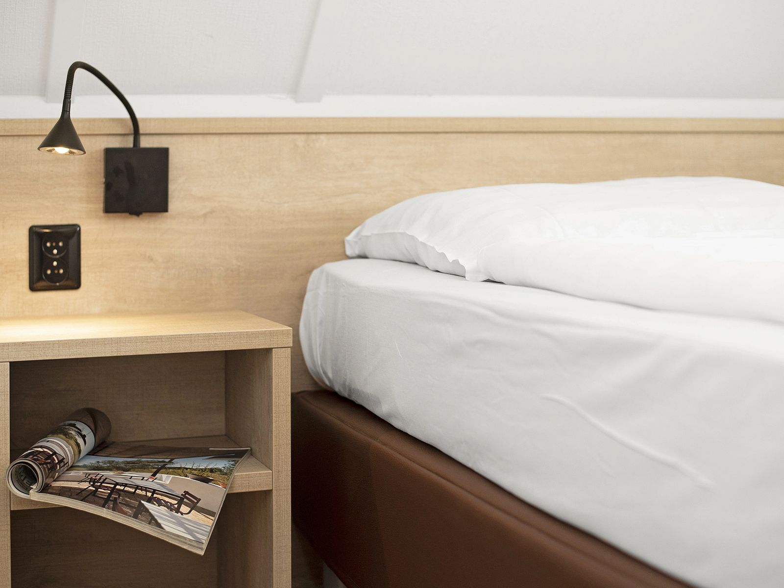 Detail of the bed and nightstand in Natuurdorp Suyderoogh 4-bed bungalow, Lauwersoog.