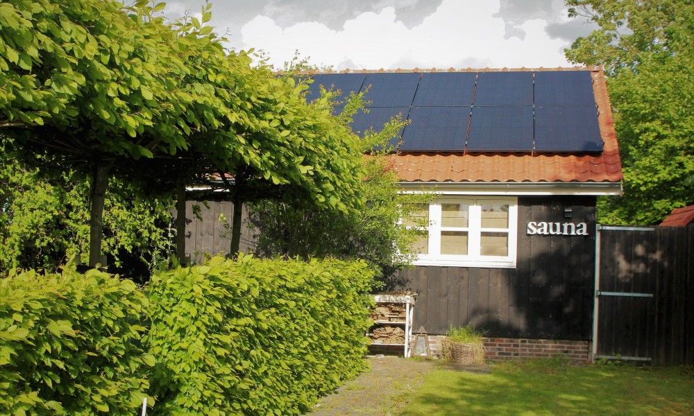 Ferienhaus mit Sauna in Vierhuizen, Groningen mit gruenem Garten und Sonnenkollektoren.