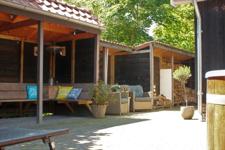 Gemuetliche Terrasse im Ferienhaus mit Sauna in Vierhuizen, Nordwest Groningen.