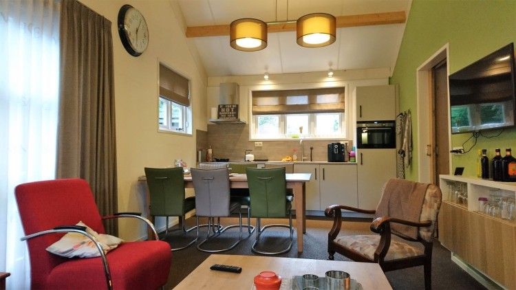 Moderne Kueche im Ferienhaus mit Sauna, gelegen in Vierhuizen, Nordwest Groningen.