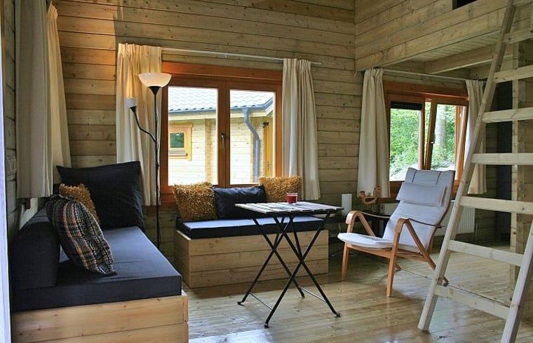 Cozy sitting area in cottage in Zoutkamp with lots of natural light in Groningen.