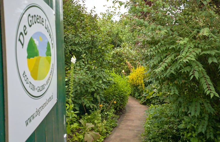 Ingang van Vakantiehuisje in Molenrij, omringd door weelderige natuur in Noordwest Groningen.