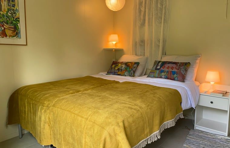 Gezellige slaapkamer in Vakantiehuisje in Molenrij, Noordwest Groningen, met warme verlichting.