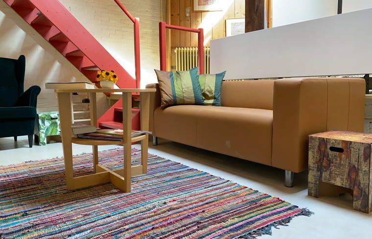 Stijlvolle woonkamer in Vakantiehuisje in Molenrij, met kleurrijke details in Noordwest Groningen.