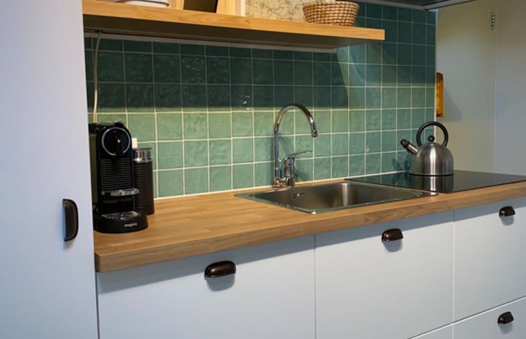 Functionele keuken in Vakantiehuisje in Molenrij, Noordwest Groningen, ideaal voor zelf koken.