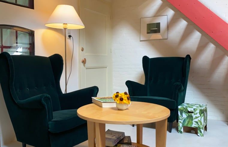 Knusse zithoek in Vakantiehuisje in Molenrij, perfect voor relaxen in Noordwest Groningen.