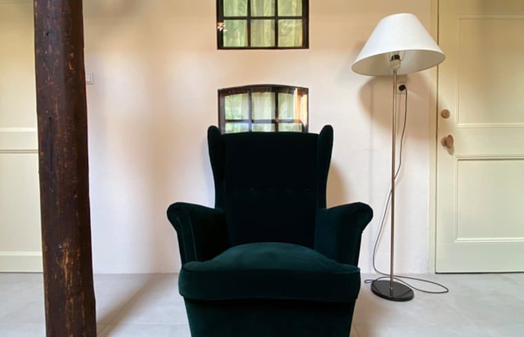 Comfortabele stoel in Vakantiehuisje in Molenrij, perfect voor een rustig moment in Groningen.