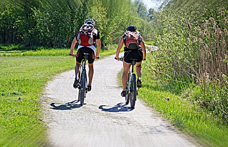 Fietsen door de groene paden rondom Vakantiehuisje in Molenrij, een populaire activiteit.