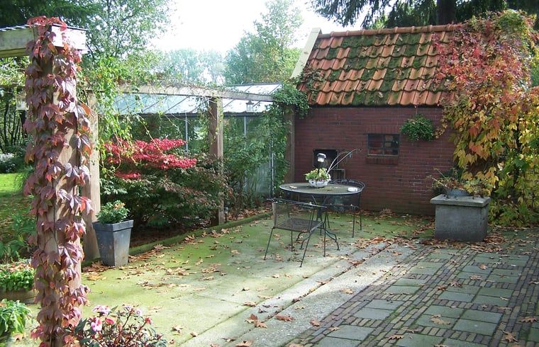 Grosser gruener Garten im Cottage in Ter Apel, einem Ferienhaus im Suedosten von Groningen, umgeben von Natur und Stille.