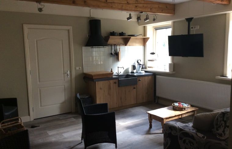 Gemuetliche Essecke im Cottage in Ter Apel, einem Ferienhaus im Suedosten von Groningen mit rustikalen Holzmoebeln und laendlichem Charme.