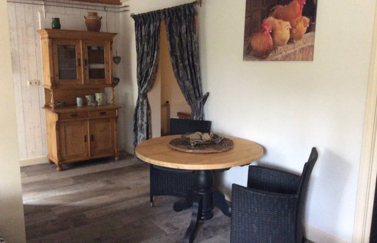 Gemuetliche Einrichtung des Huisje in Ter Apel, Ferienhaus im Suedosten von Groningen, mit Holzmoebeln und laendlichem Charme.