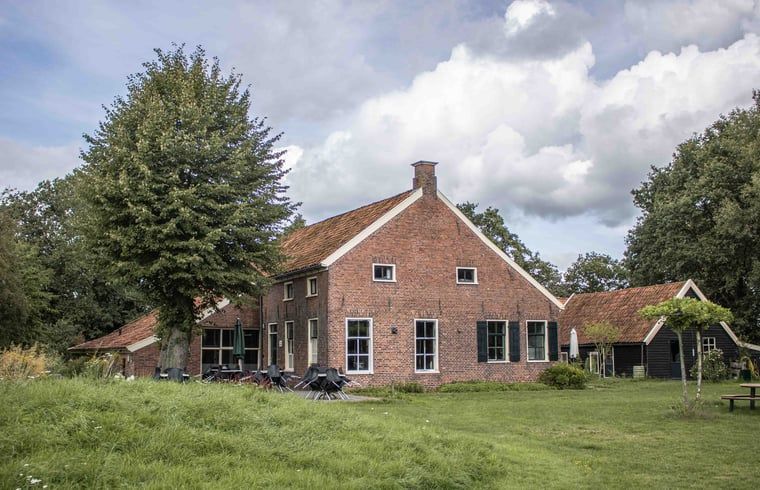 Ferienhaus in Bourtange Ferienhaus in Groningen mit traditioneller Backsteinfassade und gruenem Garten.