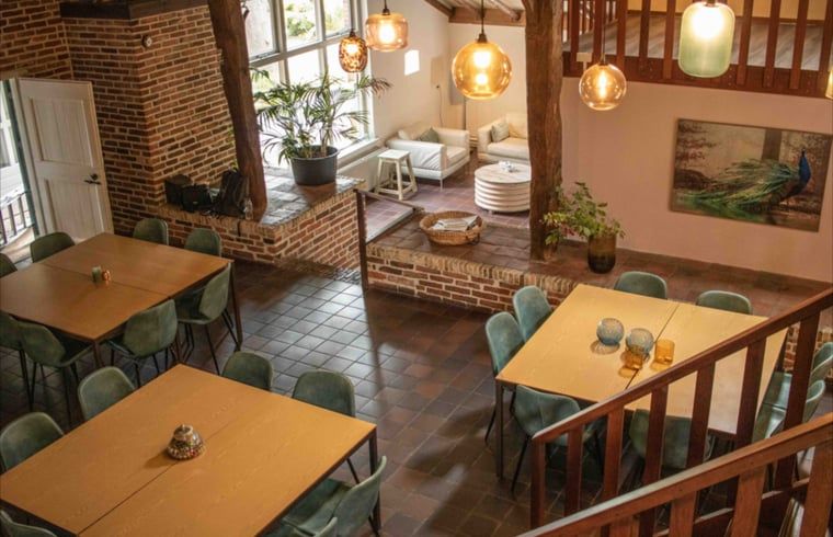 Geraeumiges Esszimmer im Ferienhaus Cottage in Bourtange, ideal fuer Gruppenessen im Suedosten von Groningen.