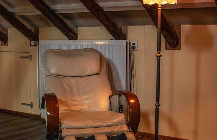 Gemuetliche Leseecke im Ferienhaus in Bourtange, perfekt fuer Entspannung in Groningen.