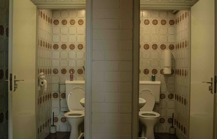 Stilvolle Badezimmer in Cottage in Bourtange Ferienhaus mit Vintage-Fliesen in Groningen.