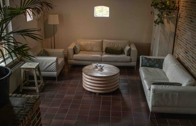 Gemuetliche Sitzecke im Ferienhaus Cottage in Bourtange, ideal fuer Entspannung in Groningen.