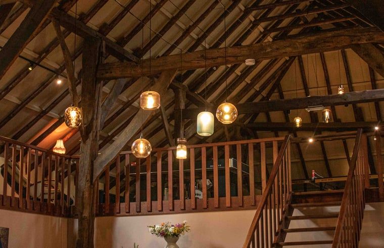 Stimmungsvolle Beleuchtung im Cottage in Bourtange Ferienhaus mit Holzbalkendecke in Groningen.