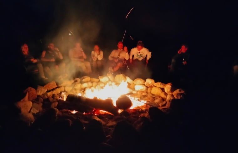Abendliches Lagerfeuer im Ferienhaus Cottage in Bourtange, ideal fuer gemuetliche Abende in Groningen.