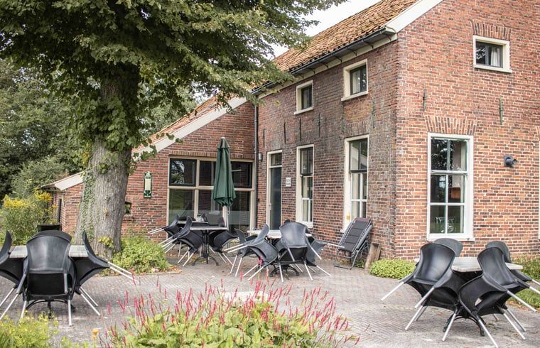 Die charmante Terrasse des Ferienhauses in Bourtange bietet einen Ort der Entspannung in Groningen.