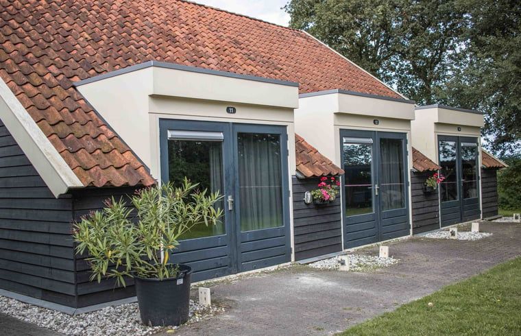 Moderne Schlafzimmer in Cottage in Bourtange Ferienhaus mit Blick auf die Natur in Groningen.