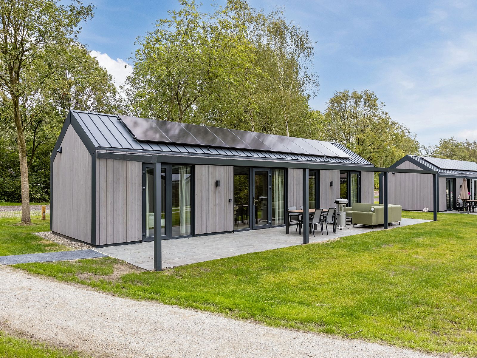 Gezellige woonkamer in 4-persoons woning 4B2, vakantiehuis in Sellingen, Zuidoost Groningen met veel natuurlijk licht.