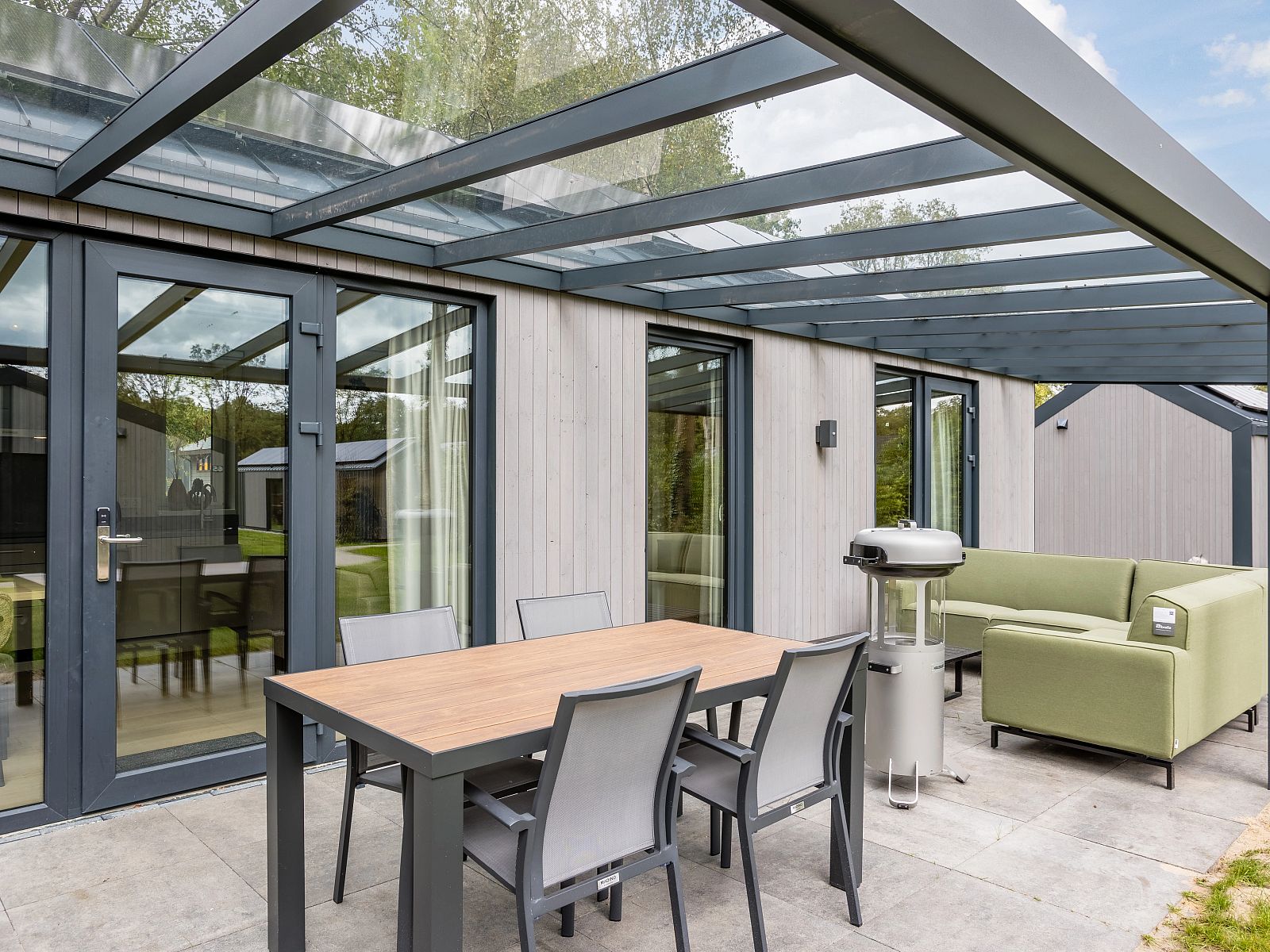 Luxe slaapkamer in 4-persoons woning 4B2, vakantiehuis in Sellingen, Zuidoost Groningen met uitzicht op de tuin.