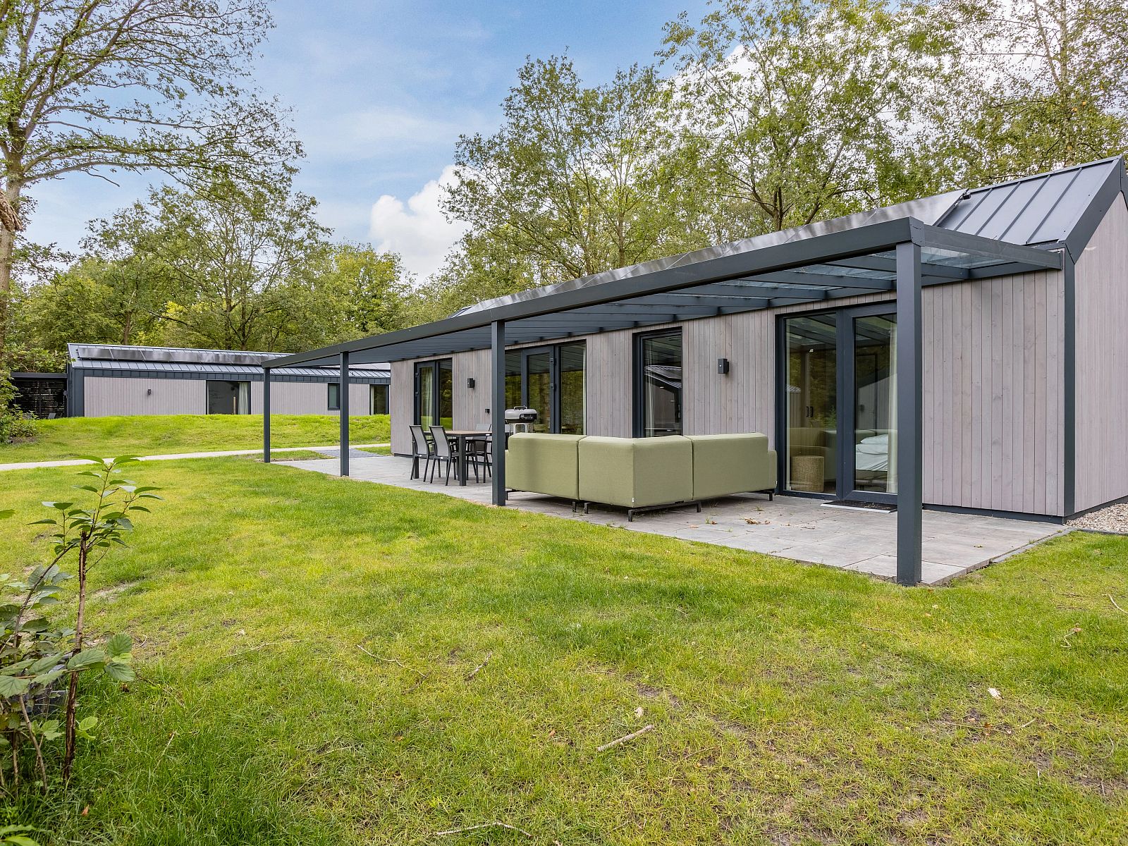 Moderne badkamer in vakantiehuis 4B2, Sellingen, Zuidoost Groningen met inloopdouche voor een verfrissende ervaring.