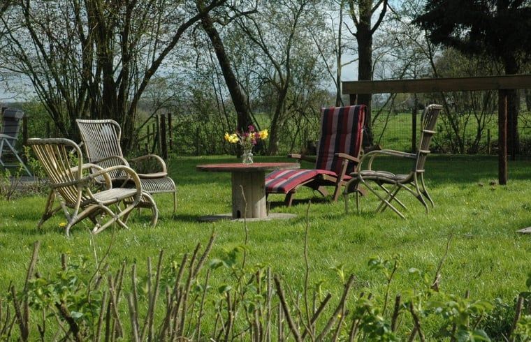 Huisje in Zevenhuizen, gezellige zithoek in de tuin in Zuidwest Groningen, Groningen.