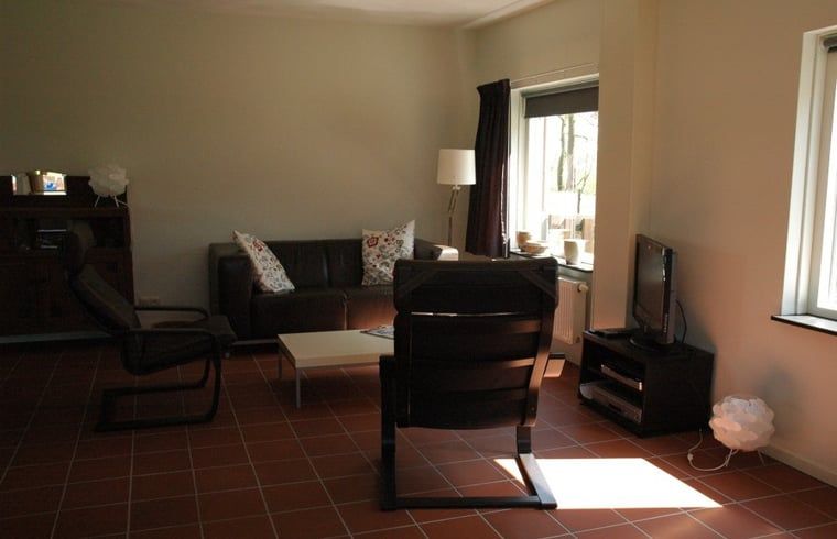 Huisje in Zevenhuizen, ruime woonkamer met comfortabele zitplaatsen in Zuidwest Groningen, Groningen.