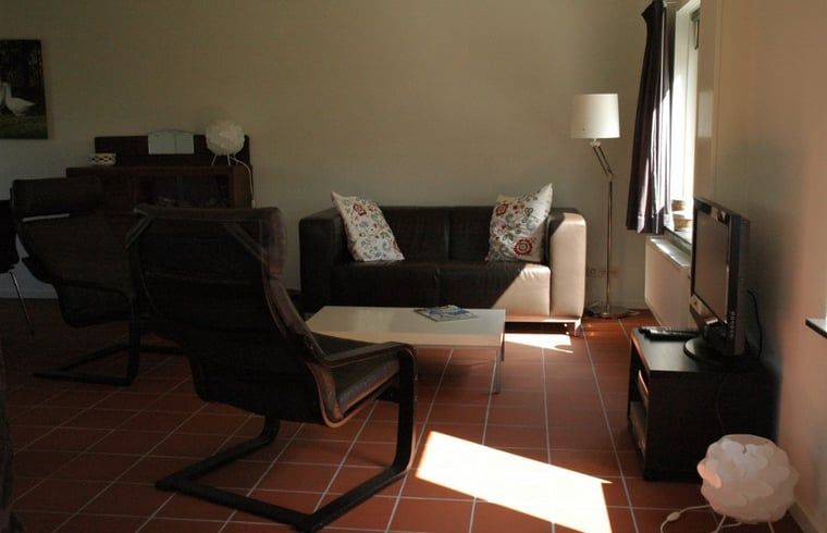 Huisje in Zevenhuizen, moderne woonkamer met veel daglicht in Zuidwest Groningen, Groningen.