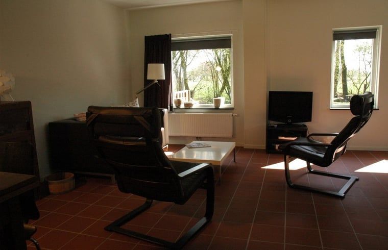 Huisje in Zevenhuizen, lichte woonkamer met uitzicht op de natuur in Zuidwest Groningen, Groningen.