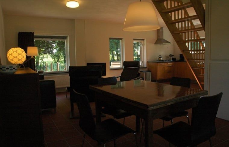 Huisje in Zevenhuizen, eet- en leefruimte met open keuken in Zuidwest Groningen, Groningen.