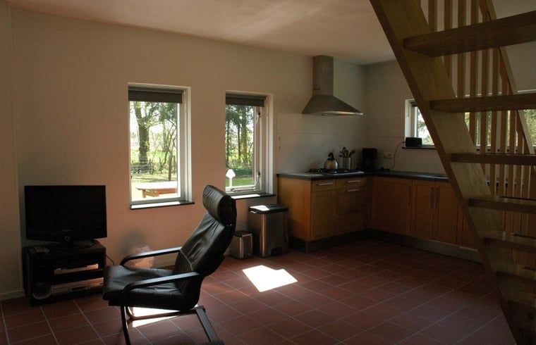 Huisje in Zevenhuizen, keuken met moderne apparatuur in Zuidwest Groningen, Groningen.