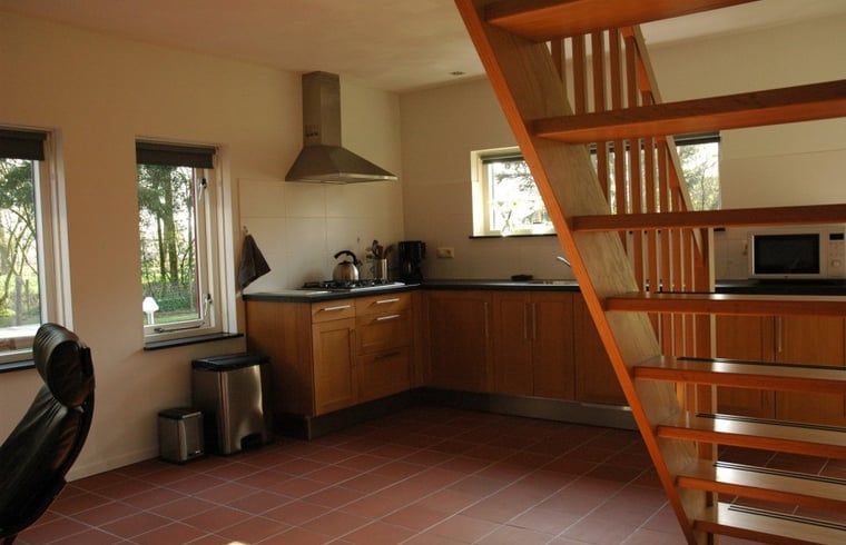 Huisje in Zevenhuizen, open keuken met trap naar boven in Zuidwest Groningen, Groningen.