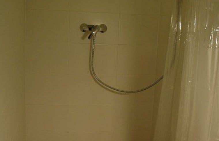 Huisje in Zevenhuizen, douche in badkamer van vakantiehuis in Zuidwest Groningen, Groningen.