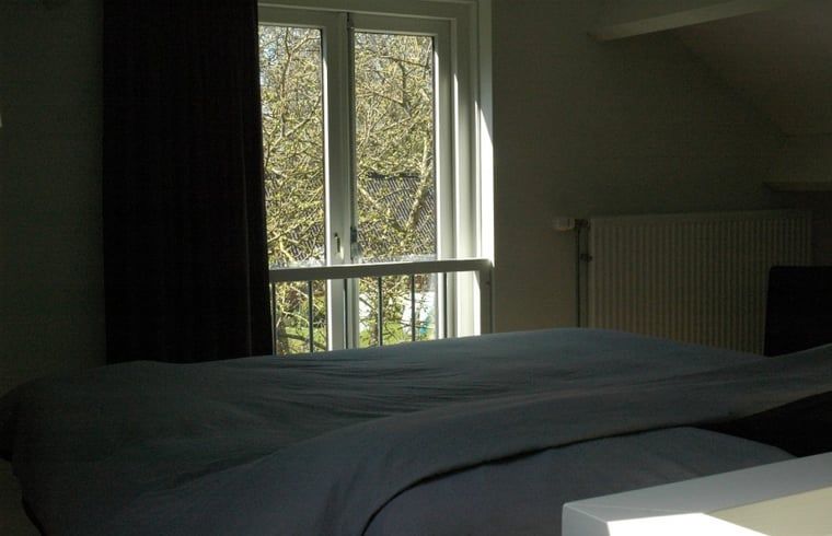 Huisje in Zevenhuizen, uitzicht vanuit slaapkamer op groene omgeving in Zuidwest Groningen, Groningen.