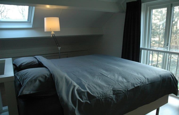 Huisje in Zevenhuizen, knusse slaapkamer met dakraam in Zuidwest Groningen, Groningen.
