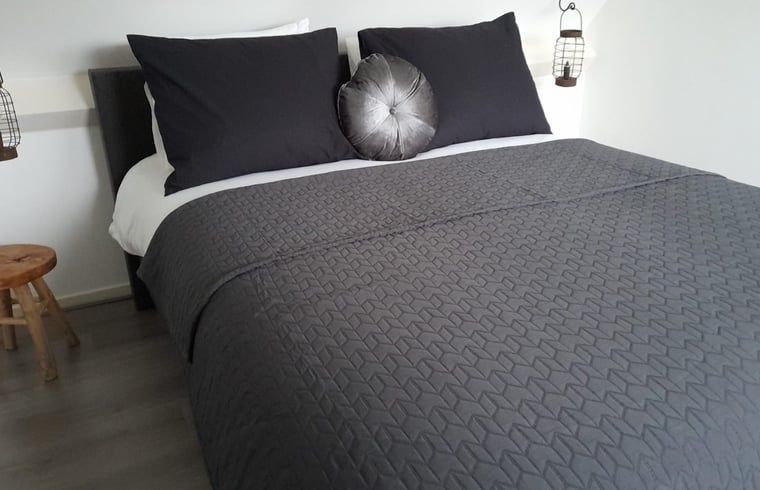 Comfortabele slaapkamer in Huisje in Marum, vakantiehuis in Zuidwest Groningen met luxe beddengoed.