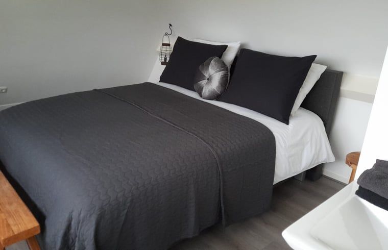 Gezellige slaapkamer in Huisje in Marum, vakantiehuis in Zuidwest Groningen met knusse sfeer.