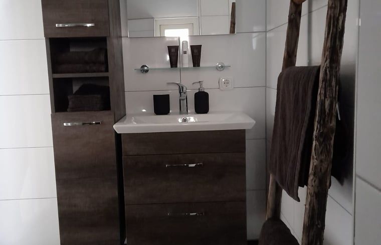 Elegante wasruimte in Huisje in Marum, vakantiehuis in Zuidwest Groningen met moderne voorzieningen.