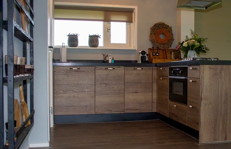 Moderne keuken in Huisje in Marum, vakantiehuis in Zuidwest Groningen met volledig uitgeruste faciliteiten.