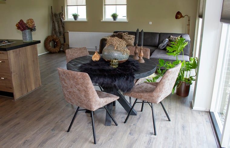 Eetruimte in Huisje in Marum, vakantiehuis in Zuidwest Groningen met uitnodigende eettafel.