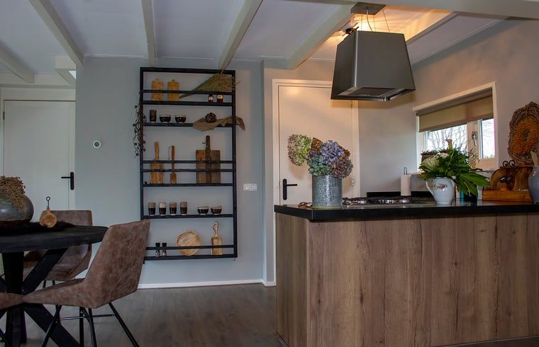 Open keuken en eetruimte in Huisje in Marum, vakantiehuis in Zuidwest Groningen.