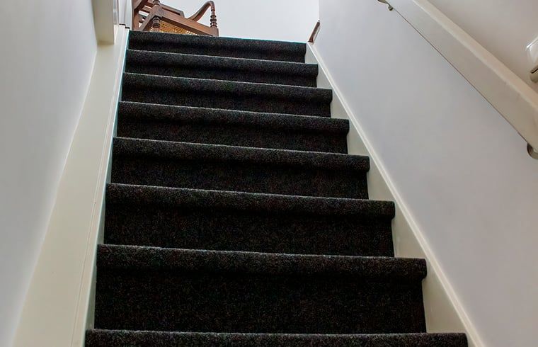 Trap naar boven in Huisje in Marum, vakantiehuis in Zuidwest Groningen met comfortabele toegang.