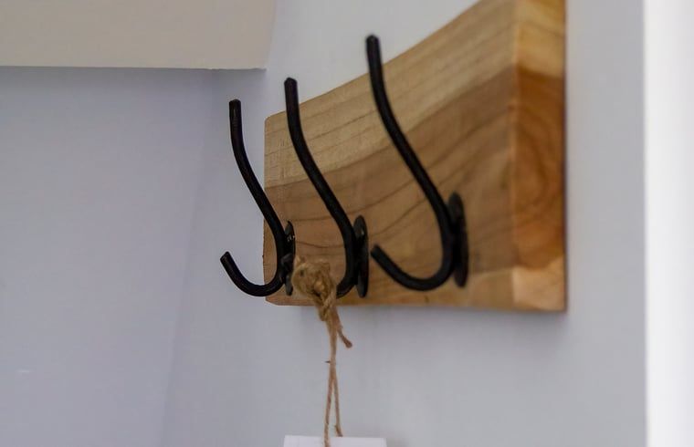 Houten kapstok in Huisje in Marum, vakantiehuis in Zuidwest Groningen met landelijke charme.