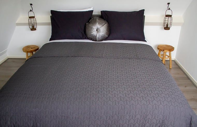 Ruime slaapkamer in Huisje in Marum, vakantiehuis in Zuidwest Groningen met comfortabele sfeer.