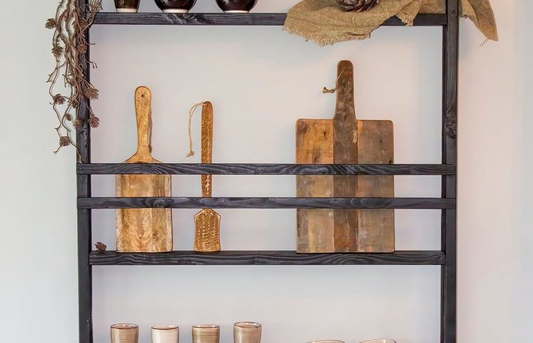 Decoratieve wandplanken in Huisje in Marum, vakantiehuis in Zuidwest Groningen met rustieke elementen.