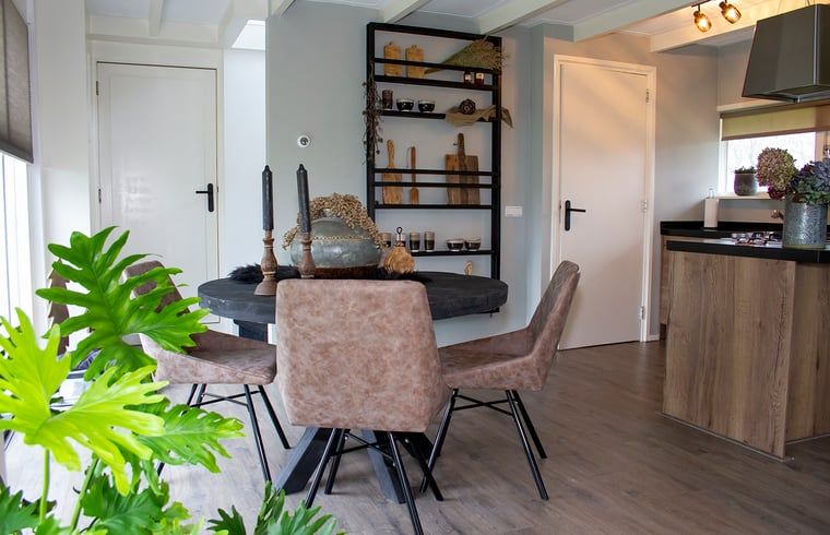 Eethoek in Huisje in Marum, vakantiehuis in Zuidwest Groningen met gezellige sfeer.