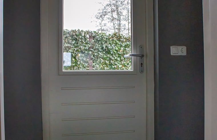 Achterdeur in Huisje in Marum, vakantiehuis in Zuidwest Groningen met toegang tot de tuin.