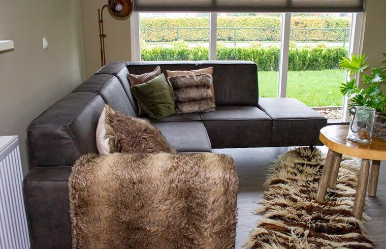 Gezellige zitkamer in Huisje in Marum, vakantiehuis in Zuidwest Groningen met uitzicht op de tuin.